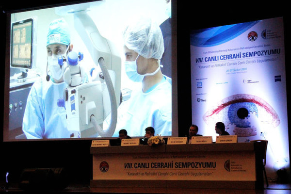 Canlı Yayında Katarakt Operasyonu