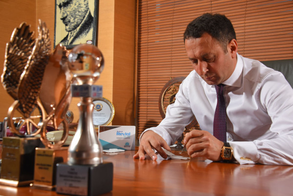 Dr. Ercan Varlıbaş lensle birlikte