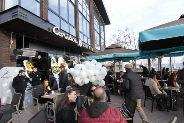 Caribou Coffee, Caddebostan sahilinde özel bir parti ile açıldı
