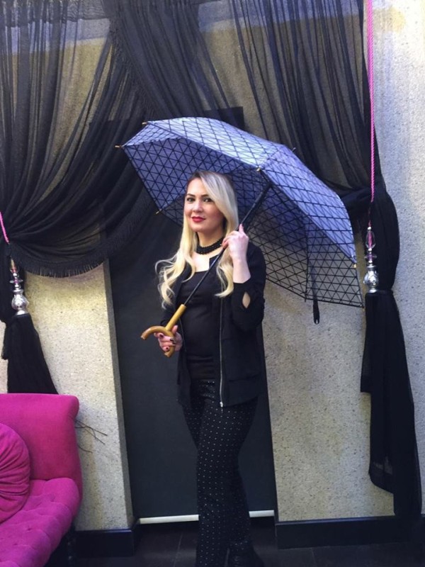 Şemsiye Hareketi Gönüllüsü Gülcan Sevinç