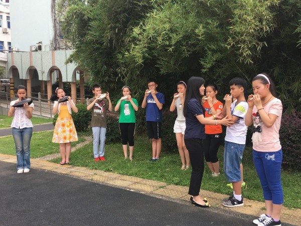 Öğretmen Zhang Long ve Wuhan Şehri Görme Engelliler Okulundaki öğrenciler