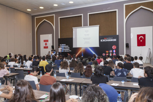 Türkiye’den yurtdışında eğitime gidecek başarılı öğrenciler Antalya’da kamptaydı