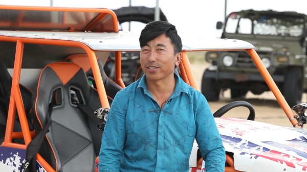 Off-road yarış arabasıyla Babu