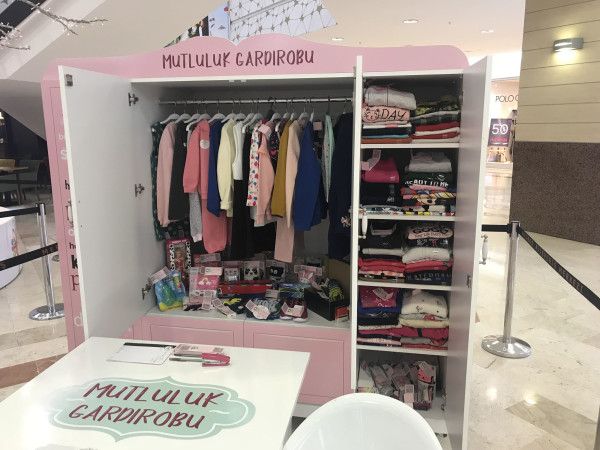 Mutluluk Gardırobu korunmaya muhtaç çocuklara bir dolap dolusu mutluluk götürdü