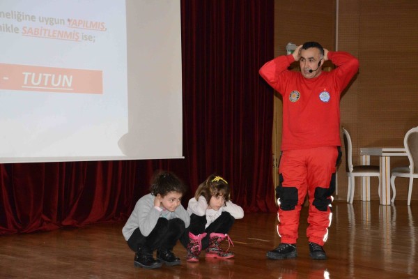 ÇOCUKLARLA DEPREM TATBİKATI 