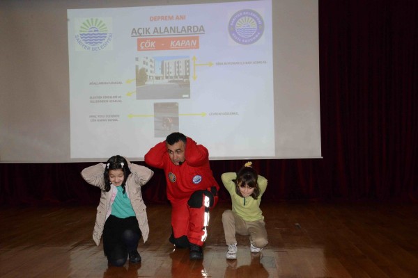ÇOCUKLARLA DEPREM TATBİKATI 
