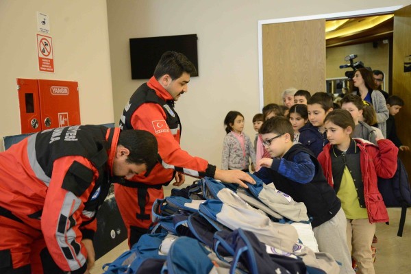 ÇOCUKLARLA DEPREM TATBİKATI 