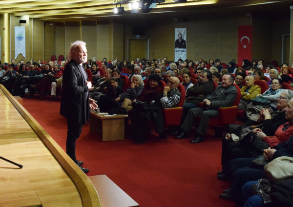 KOMEDİ YAPMANIN GÜLÜNÇ YANLARI ‘NAFİLE ADAM’DA 