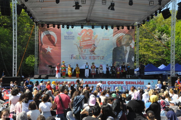 Çocuk Meclisi Bildirgesi Okuyan Öğrenciler