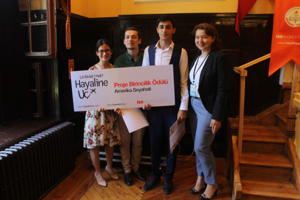 1. lik Ömer Kardaş, Fatih Çetin ve Didem Sağ, ISEWORLD Uluslararası Eğitim Programları Müdürü Ayşegül Gürkök 