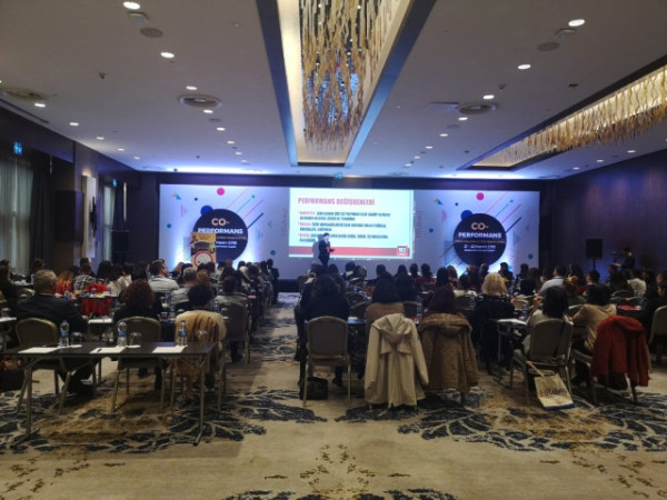 İnsan kaynakları yöneticileri 15 dakikada konser verdi