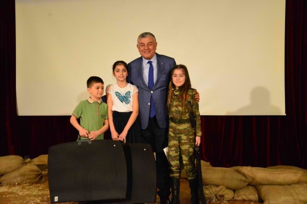 Şükrü Genç çocuklarla