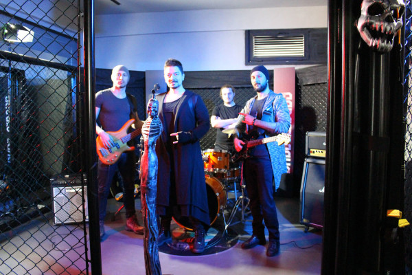 Rockçı Erdem Genç ikinci klibinde kafes dövüşü hakemi oldu