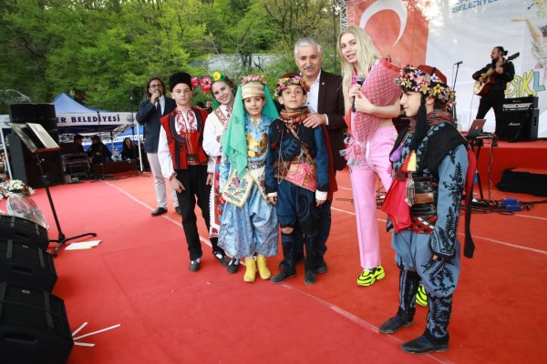 aleyna tilki çiçek takdimi