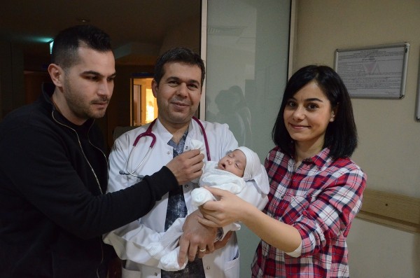 Mucize bebek ailesi ve doktoruyla 
