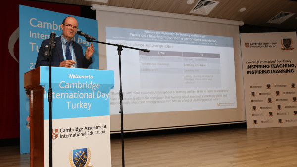 Cambridge Profesörü Dr. Tristian Stobie