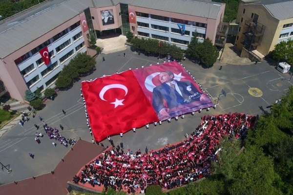 Bayrak gösterisi