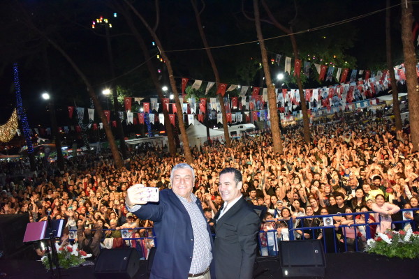 Şükrü Genç selfie