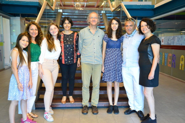 Sarıyer Akademi Koordinatörü Sami Görey, Hatice Çağan Aslan, öğrenciler ve aileleri