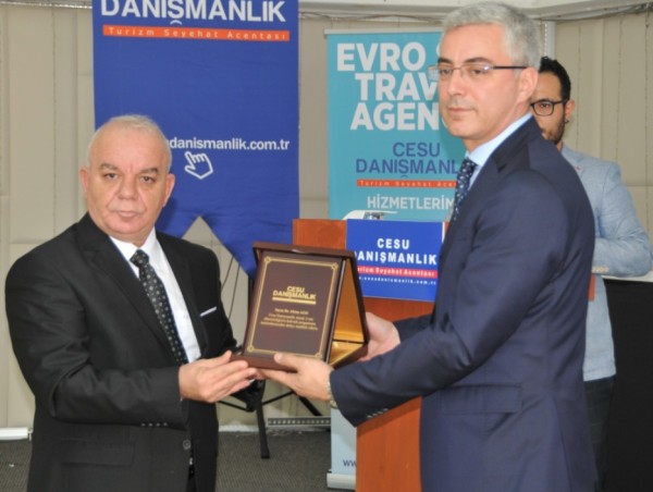 Suat Korkmaz ve Başkonsolos Dr. Aktan Ago Plaket