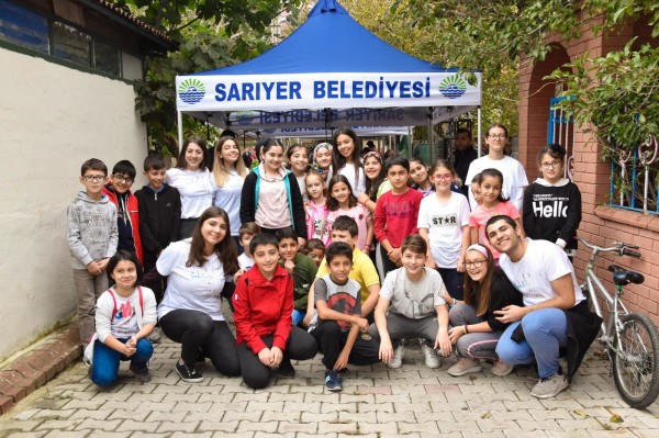 ÇOCUKLAR CUMHURİYETİ SOKAKTA KARŞILIYOR