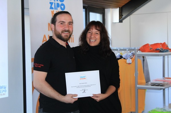 Eğitimci Aslı Olgun, katılımcılara sertifika verdi