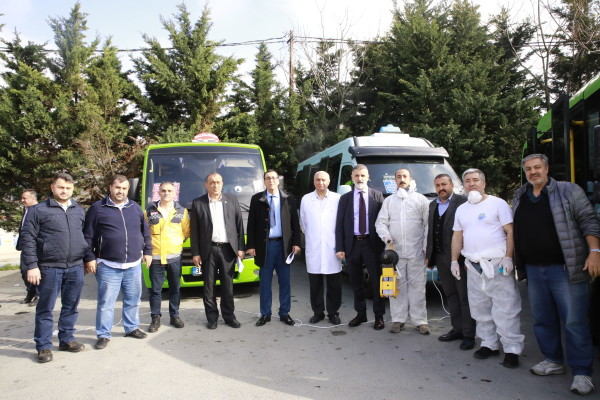 Nadir Günday ( soldan yedinci),  İrfan Bilboğa (soldan beşinci) dezenfekte ekibiyle birlikte
