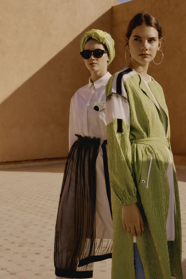 CANLI RENKLİ KOMBİNLERDE RENK UYUMUNA DİKKAT!