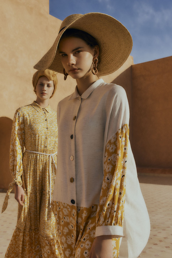 CANLI RENKLİ KOMBİNLERDE RENK UYUMUNA DİKKAT!