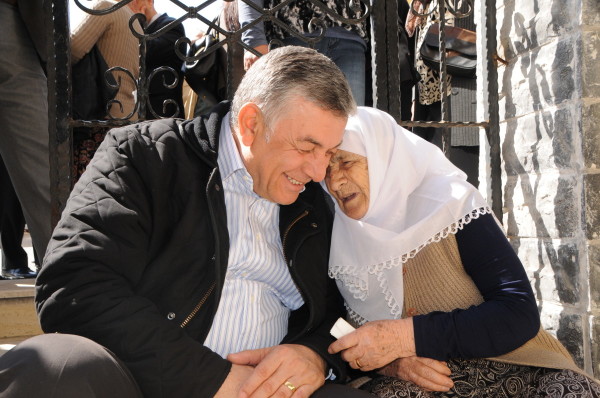 Başkan Genç Yaşlı Teyzeyle