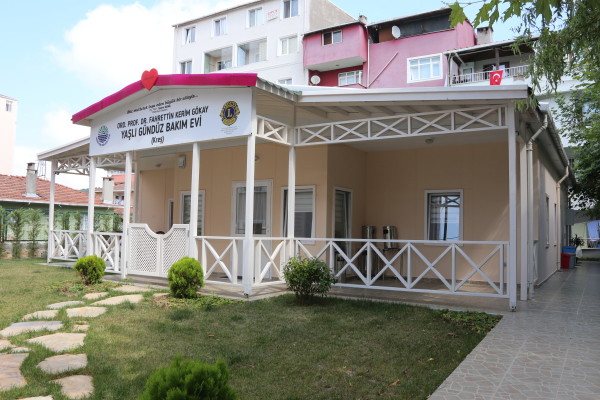 yaşlı gündüz bakım evi