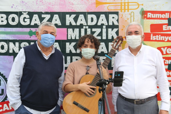 başkan Genç, Başkan Yardımcısı Hüseyin Coşkun ve sokak sanatçısı