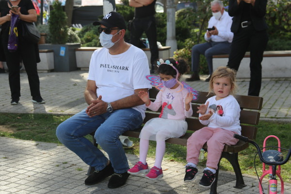 müzik dinleyen aile