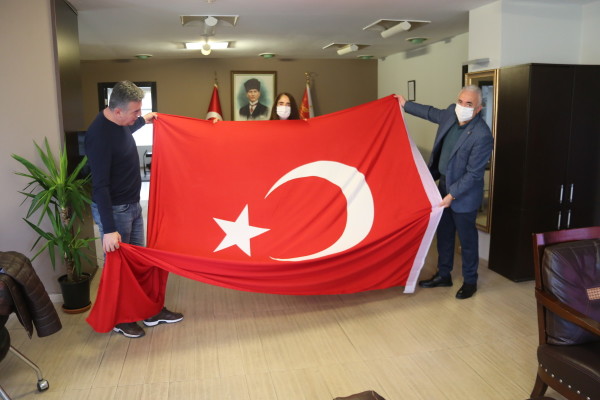 bayrak dağıtımı