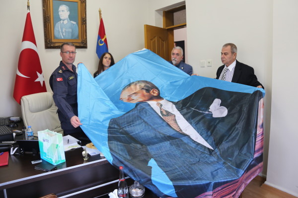 bayrak dağıtımı