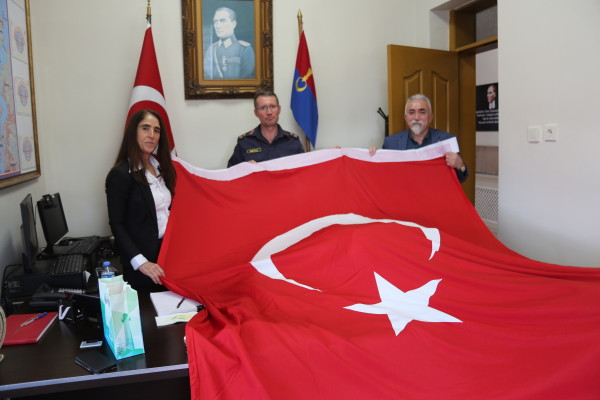 bayrak dağıtımı