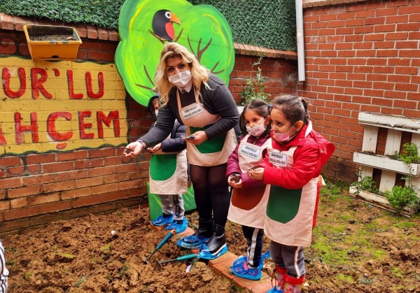 “ECO-SCHOOLS PROGRAMI” ÜYESİ OLAN  FLORYA UĞUR KOLEJİ,  ÇOCUKLARA EKO- OKURYAZARLIK BECERİSİ KAZANDIRIYOR!