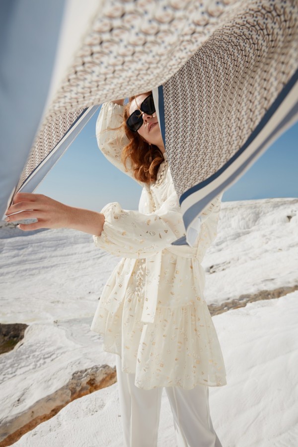 MUHAFAZAKAR GİYİMİN GÖZDESİ ZÜHRE’DEN KOMBİNLERİN TAMAMLAYICISI EŞARP VE ÇANTALAR!