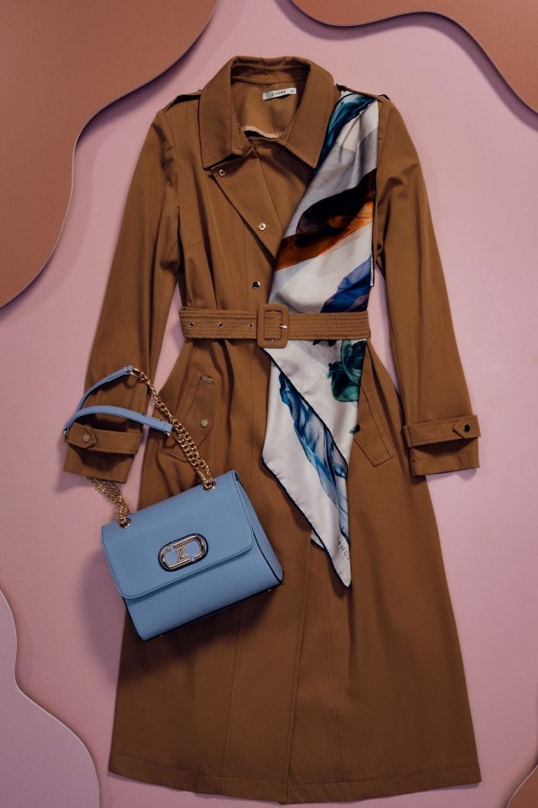 MUHAFAZAKAR GİYİMİN GÖZDESİ ZÜHRE’DEN KOMBİNLERİN TAMAMLAYICISI EŞARP VE ÇANTALAR!