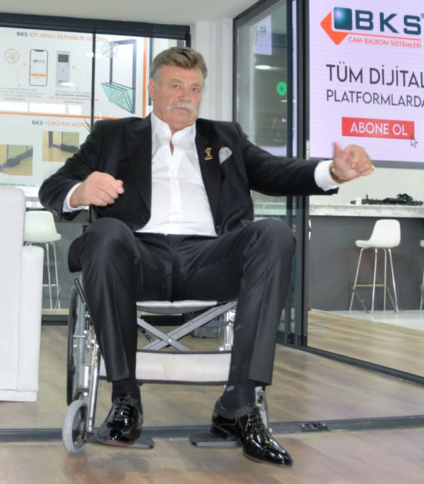 Nuri Alço tekerli sandalyede