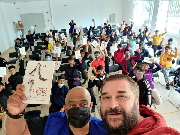 Afganistan'dan gelen göçmen çocuklarla