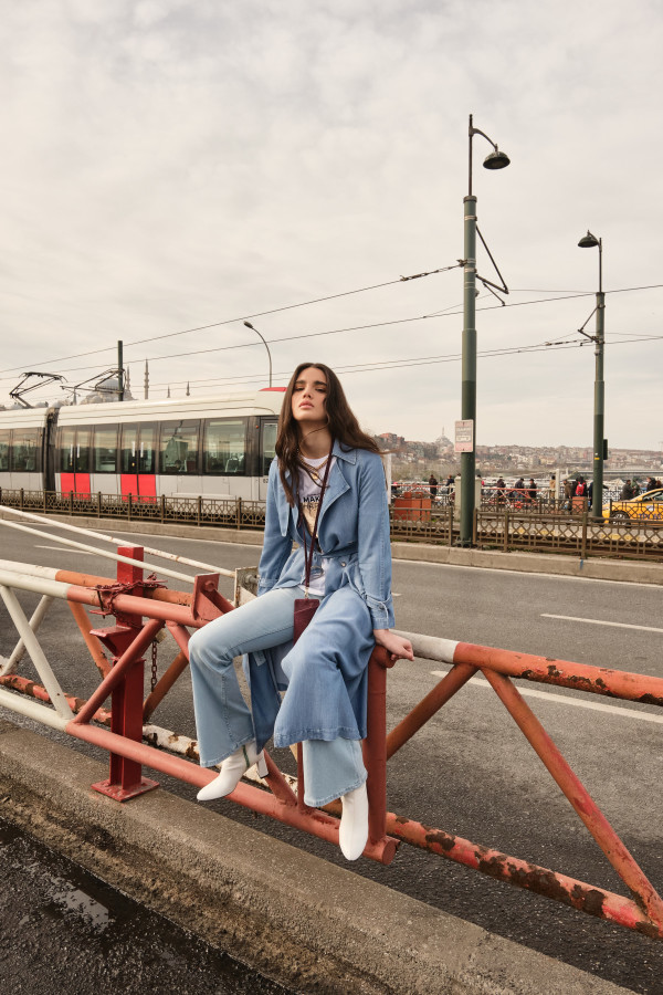 AŞIRI ŞIK DURUŞLARIYLA KALPLERİ ÇALAN DENİM KOMBİNLER ZÜHRE’DE!