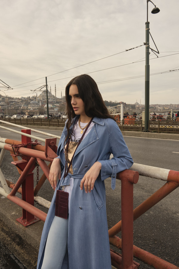 AŞIRI ŞIK DURUŞLARIYLA KALPLERİ ÇALAN DENİM KOMBİNLER ZÜHRE’DE!