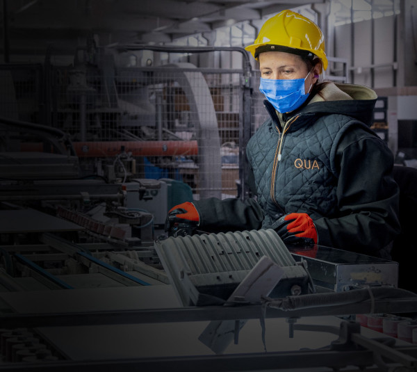 QUA Granite, kadınlara sadece ofiste değil üretim sahasının her noktasında çalışma imkânı sunuyor