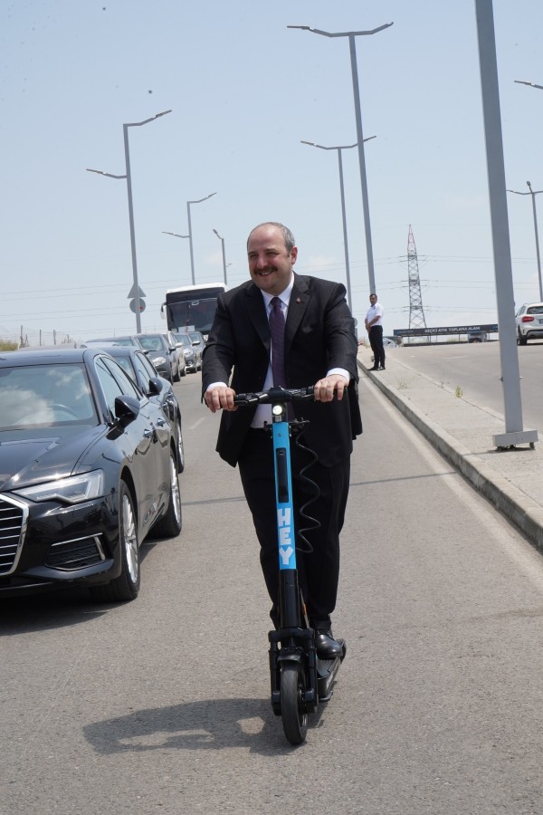 SANAYİ VE TİCARET BAKANI VARANK, SCOOTER'A BİNEREK DENEYİMLEDİ
