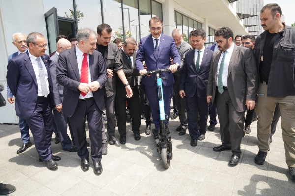 ENERJİ VE TABİİ KAYNAKLAR BAKANI FATİH DÖNMEZ, SCOOTER DENEYİMLEDİ