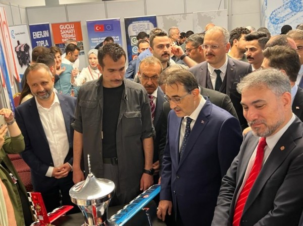 ENERJİ BAKANI FATİH DÖNMEZ, FUAR ALANINDA GENÇLERİN STANTLARINI GEZDİ