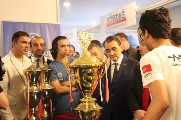 ENERJİ BAKANI FATİH DÖNMEZ, GENÇLERİN İCAT VE PROTOTİPLERİNİ YERİNDE İNCELEDİ