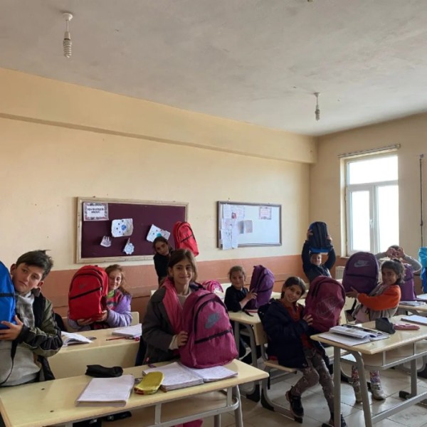 demsa holding öğrencilere yardım,