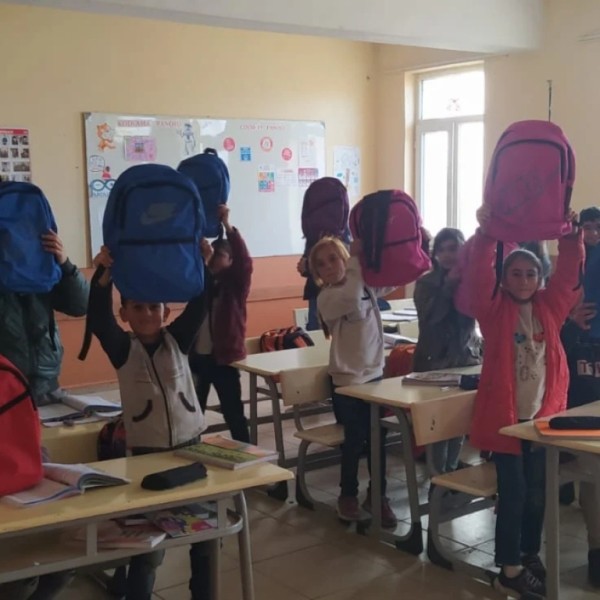 demsa holding öğrencilere yardım,